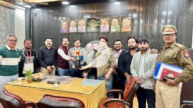 रामपुर: शहीद-ए आज़म स्टेडियम में तंबाकू उन्मूलन कार्यक्रम के तहत CMO और CMS टीम के बीच क्रिकेट मैच, CMS टीम ने जीती ट्रॉफी