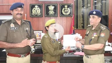 रामपुर: सोमवार को कलेक्ट्रेट कार्यालय पर पुलिस अधीक्षक विद्यासागर मिश्र ने तीन महिला आरक्षियों को उत्कृष्ट कार्य के लिए सम्मानित किया