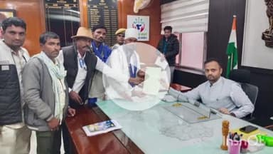 बारां: ग्रामीणों ने पीड़ित परिवार को आर्थिक सहायता की मांग को लेकर जिला कलेक्ट्रेट पर अनिश्चितकालीन धरना दिया