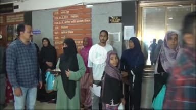 इंदौर: मतदाता सूची से नाम कटने पर बड़ी संख्या में लोग कलेक्टर कार्यालय पहुंचे, अधिकारियों को बताई समस्या