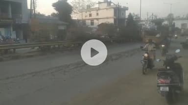 कोंडागांव: कोंडागांव में रायपुर नाका के पास NH-30 पर अज्ञात वाहन से सड़क के बीचों-बीच गिरी गिट्टी का ढेर, दुर्घटना का बढ़ा खतरा