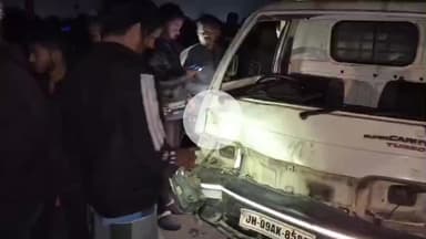 कांके: पिठोरिया थाना क्षेत्र के चंदवे रोड पर सड़क हादसे में दो बाइक सवार घायल