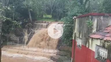 கல்வராயன் மலை: பெரியார் நீர்வீழ்ச்சியில் ஆர்ப்பரித்துக் கொட்டும் தண்ணீரால் சுற்றுலா பயணிகள் குளிக்க தடை விதிப்பு