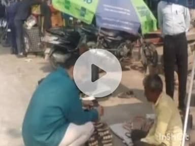 बारां: एसआईआर कार्यक्रम को लेकर जिला कलेक्टर ने धर्मादा चौराहे पर सड़क किनारे बैठे मोची से गणना प्रपत्र की जानकारी ली