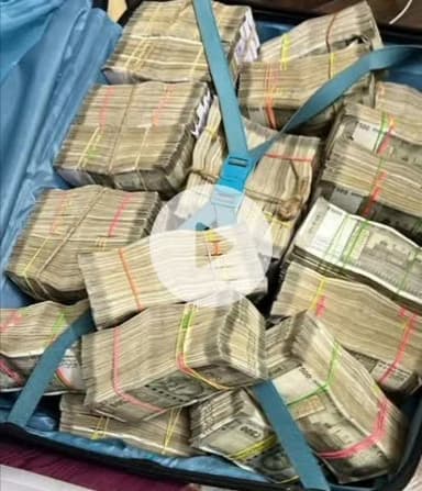 *बैग में नोटों की गड्डियां, घरों में सोना... बंगाल-झारखंड में कोयला कारोबारियों के घरों पर ED की रेड।*