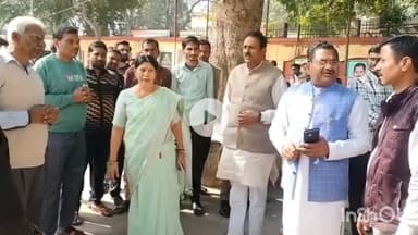 बांदा: सांसद के साथ कलेक्ट्रेट पहुंचे कुछ लोगों ने डीएम को ज्ञापन दिया, कहा- बबेरू मुख्य चौराहे से नाप कराकर हटाया जाए अतिक्रमण