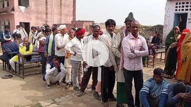 चेनारी: चेनारी प्रखंड क्षेत्र के नरैना पैक्स में शांतिपूर्ण मतदान जारी, मतदाताओं में दिखा उत्साह