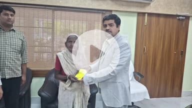 सुपौल: सुपौल ज़िलाधिकारी ने शारदा देवी को अंत्योदय राशन कार्ड प्रदान किया