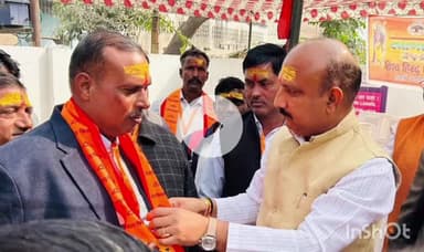 हरदोई: 75 नागरिकों को जिलाध्यक्ष विश्व हिन्दू परिषद आशीष माहेश्वरी द्वारा प्रवेशिका देकर बसों के माध्यम से प्रस्थान कराया गया