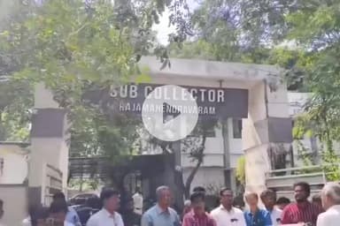 రాజానగరం: నాలుగు లేబర్ కోట్లతో కార్మికులకు తీవ్ర ఇబ్బందులు : రాజమండ్రి ఆర్డీవో కార్యాలయం ఎదుట మెడికల్ రిప్రజెంటేటివ్స్ ధర్నా