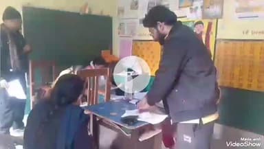 मिर्ज़ापुर: एसआईआर कार्य में महिलाओं के मायके पक्ष का डिटेल नहीं मिल पा रहा, बूथ पर तैनात बीएलओ ने बताई समस्या