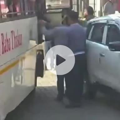 ढटवाल: बिझड़ी बाजार में बस और कार के बीच हुई मामूली टक्कर, यातायात हुआ जाम