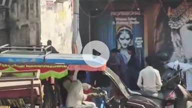 फतेहपुर: अटल तिराहे के पास महिला ने बीच सड़क में बच्चे को दिया जन्म, स्थानीय महिलाओं ने मदद कर जिला अस्पताल भेजा