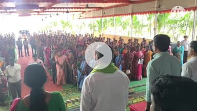 ఆలేరు: ఆలేరు పట్టణంలో మహిళలకు వడ్డీ లేని రుణాల చెక్కును అందజేసిన ప్రభుత్వ ఎమ్మెల్యే బీర్ల ఐలయ్య