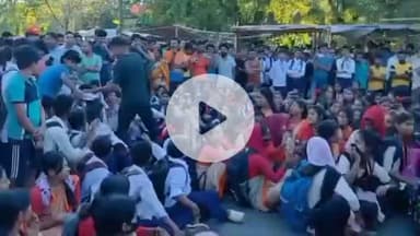 করিমগঞ্জ: সড়ক দুর্ঘটনায় মৃত ছাত্রের ন্যায়ের দাবিতে জাতীয় সড়ক অবরোধ করেন সুপ্রাকান্দি পল্লীমঙ্গল স্কুলের পড়ুয়া