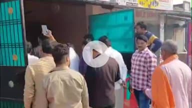 महाराजगंज: भिटौली में केंद्रीय वित्त राज्य मंत्री ने पूर्व प्रधान के आवास पर पहुंचकर परिजनों से हादसे की जानकारी ली