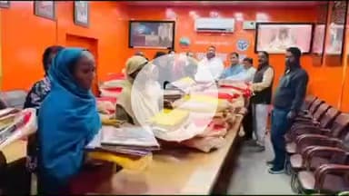 बलरामपुर: नगर पालिका अध्यक्ष डॉ. धीरेंद्र प्रताप सिंह 'धीरू' ने महिला सफाईकर्मियों को अंगवस्त्र भेंटकर किया सम्मानित