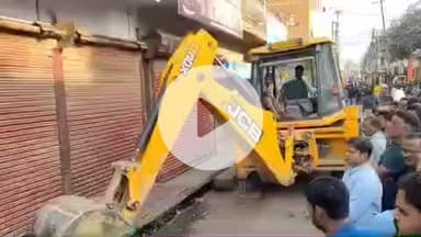 बलरामपुर: नगर पालिका द्वारा शुरू किया गया अतिक्रमण मुक्त अभियान, मजीद मोड़ से पानी टंकी तक प्रशासन ने बुलडोजर से हटवाया अतिक्रमण