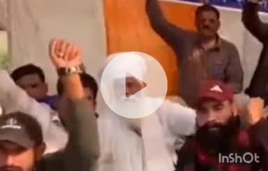 बारां: महताबपुरा गांव में मगरमच्छ के शिकार हुई बालिका के परिजनों को मुआवजा दिलाने के लिए ग्रामीण कलेक्ट्रेट पर धरने पर बैठे