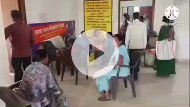 परबलपुर ई-किसान भवन में किसानों को अनुदानित दर पर बीज का वितरण किया जा रहा है