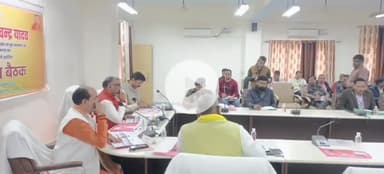 मऊ: कलेक्ट्रेट सभागार में प्रभारी मंत्री की अध्यक्षता में विकास कार्यों एवं कानून व्यवस्था की समीक्षा बैठक संपन्न