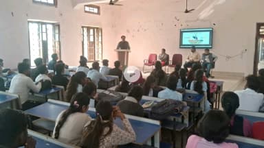 गिरिडीह: संविधान दिवस की पूर्व संध्या पर गिरिडीह कॉलेज में राष्ट्रीय सेवा योजना के तहत परिचर्चा सत्र का आयोजन