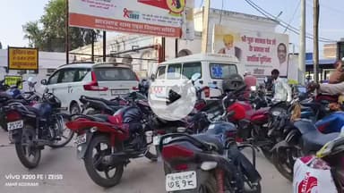 लोहरदगा: सदर अस्पताल में पार्किंग की अव्यवस्था से मरीज़ परेशान, एंबुलेंस फंसी