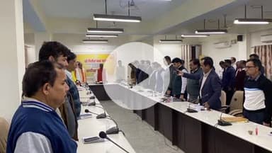 मऊ: मऊ में प्रभारी मंत्री की अध्यक्षता में विकास कार्यों एवं कानून व्यवस्था की समीक्षा बैठक संपन्न हुई