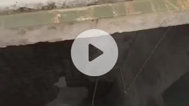 गुदड़ी: गुदड़ी के रोवाऊली गांव में स्कूली बच्चे कई वर्षों से जर्जर भवन में पढ़ने को मजबूर