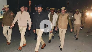 रामपुर: मंगलवार को पुलिस अधीक्षक विद्यासागर मिश्र ने थाना सिविल लाइंस में पैदल गश्त की