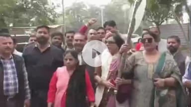 हुज़ूर: अजाक्स अध्यक्ष आईएएस संतोष वर्मा के विवादित बयान का ब्राह्मण समाज ने किया विरोध, भोपाल के एमपी नगर थाने का घेराव