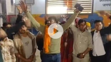 मथुरा: वृंदावन शराब ठेके को जबरन बंद करने के मामले में पुलिस ने तीन लोगों को पकड़ा, वृंदावन थाने के बाहर हंगामा