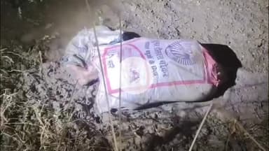 मुज़फ्फरनगर: रजवाहे में बोरे से मिला अज्ञात शव, गांव मांडी में मची सनसनी, पोस्टमार्टम रिपोर्ट से खुलेगा राज, पुलिस की तेज हुई जांच