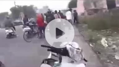 कानपुर: ब्लू वर्ल्ड तिराहे पर शादी समारोह में जा रहे तेज रफ्तार लोडर ने बाइक सवार दो लोगों को मारी टक्कर, एक की मौत