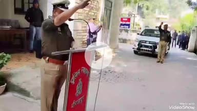 मिर्ज़ापुर: पुलिस अधीक्षक कार्यालय परिसर में एसएसपी ने कर्मचारियों और अधिकारियों को संविधान दिवस पर प्रस्तावना का पाठ कराया