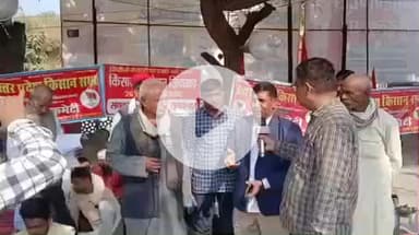 सुल्तानपुर: तिकोनिया पार्क में संयुक्त किसान मोर्चा का प्रदर्शन, 10 सूत्रीय मांगों का ज्ञापन मुख्य राजस्व अधिकारी को सौंपा