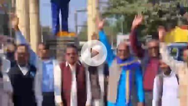 उतरौला: उतरौला के अंबेडकर चौराहे पर संविधान निर्माता भीमराव अंबेडकर की प्रतिमा पर माल्यार्पण कर मनाया गया 76वां संविधान दिवस