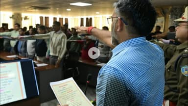 गिरिडीह: संविधान दिवस पर समाहरणालय सभागार में डीसी रामनिवास यादव ने अधिकारियों-कर्मचारियों को शपथ दिलाई
