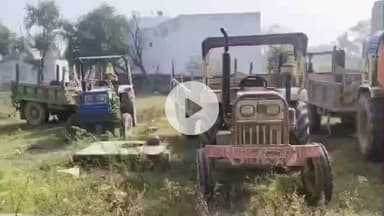 धौलपुर: घेड गांव से पुलिस ने चंबल बजरी से भरे ट्रैक्टर-ट्रॉलियों को किया ज़ब्त