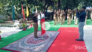 बांदा: पुलिस लाइन में मनाया संविधान दिवस, सहायक पुलिस अधीक्षक मेविश टाक ने पुलिसकर्मियों को एकता व अखंडता की दिलाई शपथ