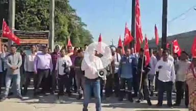 দাংতল ৰাজহ চক্ৰ: ঢালিগাঁৱত বঙাইগাঁও শোধনাগাৰ ঠিকা শ্ৰমিকৰ উদ্যোগত শ্ৰমিক বিৰোধী শ্ৰম কোড বাতিলৰ দাবীত প্ৰতিবাদ