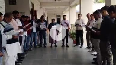 महनार: संविधान दिवस पर महनार अनुमंडल कार्यालय में अधिकारियों ने शपथ ली