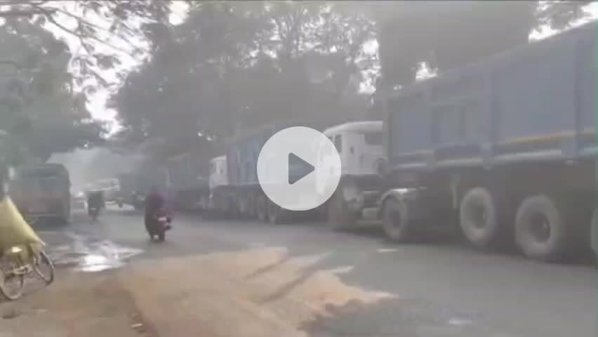 पाकुड़: पाकुड़ शहर में नो-एंट्री कागज़ी, सड़क किनारे ट्रकों का कब्ज़ा,आदेश बेअसर, प्रशासन नदारद #pakur #no #action #police