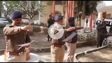 लोहरदगा: संविधान दिवस पर लोहरदगा SP ने अधिकारियों-कर्मियों को प्रस्तावना पढ़कर शपथ दिलाई, संवैधानिक मूल्यों के पालन पर दिया ज़ोर