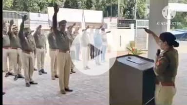 हमीरपुर: पुलिस कार्यालय व थाना स्तर पर अधिकारियों और कर्मचारियों ने भारतीय संविधान की शपथ ली