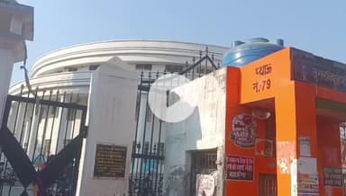 रामपुर: नगर पालिका के मुख्य द्वार पर लोगों ने शराब पीकर फेंके शराब के रैपर, पियाऊ के निकट बिखरे रैपर