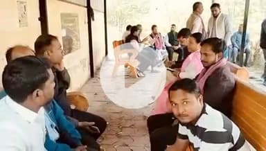 : लेखपाल सुधीर की दुखद मृत्यु पर शोक और निष्पक्ष जाँच हो 
कांग्रेस नेता शिवाकांत तिवारी पोस्टमार्टम हॉउस पहुंचे कहा सरकार sir को लेकर दबाब कर्मचारियों पर बना रही है