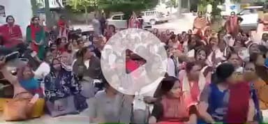 CMO कार्यालय पर आशा कर्मियों ने चेतावनी दिवस के रूप में धरना-प्रदर्शन किया, 30 हजार सैलरी एवं राज्य कर्मचारी दर्जा की मांग