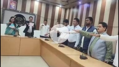 महाराजगंज: संविधान दिवस पर नगर पालिका सभागार में कर्मचारियों को दिलाई गई शपथ