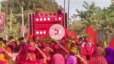 हमीरपुर: सुमेरपुर में श्री गायत्री महायज्ञ के तीसरे दिन निकली भव्य कलश यात्रा, कथा व्यास ने बताया कलश स्थापना का आध्यात्मिक महत्व